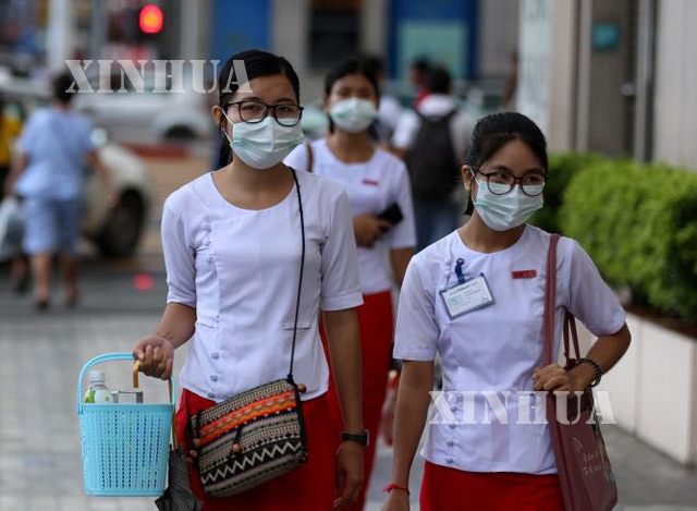 H1N1 ပိုးကူးစက္မႈမရွိရန္ maskတပ္ဆင္သံုးစြဲသူမ်ား အားေတြ႔ရစဥ္ (ဆင္ဟြာ)