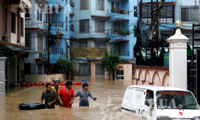 နီေပါႏုိင္ငံ ခတၱမႏၵဴၿမိဳ႕တြင္ ဇူလုိင္ ၁၂ ရက္က ေရႀကီးေရလွ်ံျဖစ္ပြားေနသည္ကုိ ေတြ႔ရစဥ္(ဆင္ဟြာ)