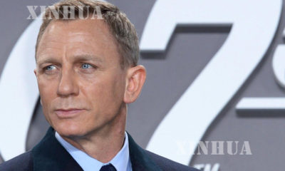 ဂ်ိန္းစ္ဘြန္း မင္းသား Daniel Craig ကုိ ေတြ ့ရစဥ္(ဆင္ဟြာ)