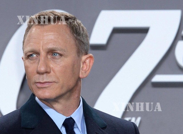 ဂ်ိန္းစ္ဘြန္း မင္းသား Daniel Craig ကုိ ေတြ ့ရစဥ္(ဆင္ဟြာ)