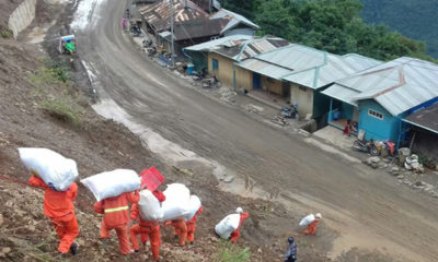 ေတာင္ေစာင္းေျမႀကီးအက္ကြဲလာ၍ ေျမၿပိဳက်ႏိုင္သျဖင့္ေနအိမ္မ်ုား ေျပာင္းေရြ႕ေပးေနစဥ္(မီးသတ္ဦးစီးဌာန)