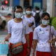 H1N1 ပိုးကူးစက္မႈမရွိရန္ maskတပ္ဆင္သံုးစြဲသူမ်ား အားေတြ႔ရစဥ္ (ဓာတ္ပံု- ဆင္ဟြာ)