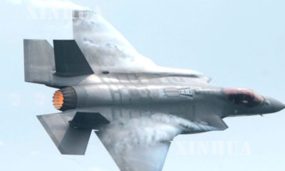 F-35A ကိုယ္ေပ်ာက္ တိုက္ေလယာဥ္ တစ္စင္း ပ်ံသန္း ေနသည္ ကို ျမင္ေတြ႕ရစဥ္(ဆင္ဟြာ)