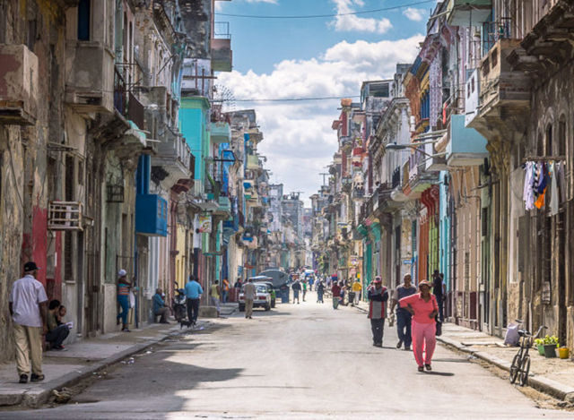 က်ဴးဘားႏုိင္ငံ Havana ၿမိဳ႕တြင္း တစ္ေနရာအားေတြ႔ရစဥ္(အင္တာနက္)