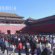 တရုတ်နိုင်ငံရှိ နန်းတော်ပြတိုက်သို့ လာရောက်လည်ပတ်သည့် ခရီးသွားဧည့်သည်များအား တွေ့ရစဉ် (ဆင်ဟွာ)