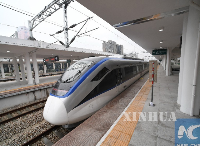 တရုတ္ႏုိင္ငံ Changsha ဘူတာရံုတြင္ ရပ္နားထားေသာက်ည္ဆံရထားတစ္စင္းအားေတြ ့ရစဥ္ ေတြ ့ရစဥ္(ဆင္ဟြာ)