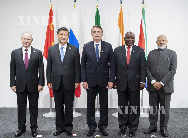 တ႐ုတ္ႏိုင္ငံ သမၼတ ရွီက်င့္ဖိန္ (ဝဲဘက္ ဒုတိယေျမာက္) ႏွင့္ BRICS အဖြဲ႕ဝင္ႏိုင္ငံ ေခါင္းေဆာင္မ်ား ဇြန္လ ၂၈ ရက္က ဂ်ပန္ႏိုင္ငံတြင္ ျပဳလုပ္သည့္ G20 ထိပ္သီးအစည္းအေဝး၌ ေတြ႕ဆံုၾကစဥ္ (ဆင္ဟြာ)