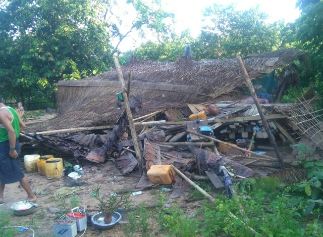 တောဆင်ရိုင်းဝင်ရောက်ဖျက်ဆီးခဲ့သော နေအိမ်အားတွေ့ရစဉ်(ကြေးမုံ)