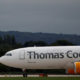 ဗြိတိန် ခရီးသည် ပို ့ဆောင်ရေး လုပ်ငန်း Thomas Cook ၏ လေယာဉ် တစ်စီးအား တွေ ့ရစဉ်(ဓာတ်ပုံ - အင်တာနက်)