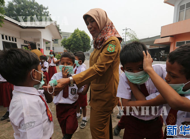 အင်ဒိုနီးရှားနိုင်ငံ ၊ မူလတန်းကျောင်းသားများက မျက်နှာဖုံးများ တပ်ဆင်၍ စာသင်နေမှု အား တွေ့ ရစဉ် (ဆင်ဟွာ)