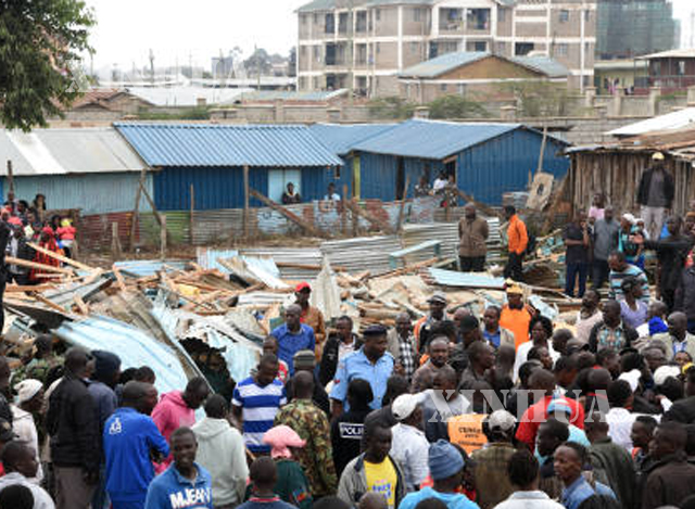 ကင်ညာ နိုင်ငံ၌ စာသင်ခန်း ပြိုကျမှုများ ဖြစ်ပွားခဲ့သည့် မြင်ကွင်းအား တွေ့ရစဉ်(ဆင်ဟွာ)