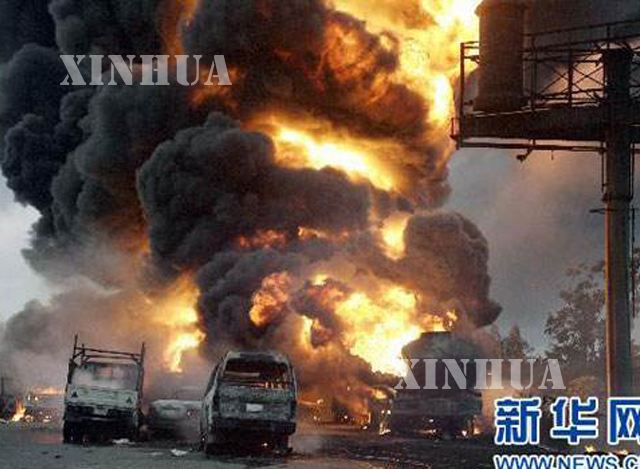 နိုင်ဂျီးရီးယာနိုင်ငံတွင် ဆီတင်ကားတစ်စီး ယာဉ်မတော်တဆမှု ဖြစ်ပွားပြီးမီးလောင်နေစဉ်(ဆင်ဟွာ)