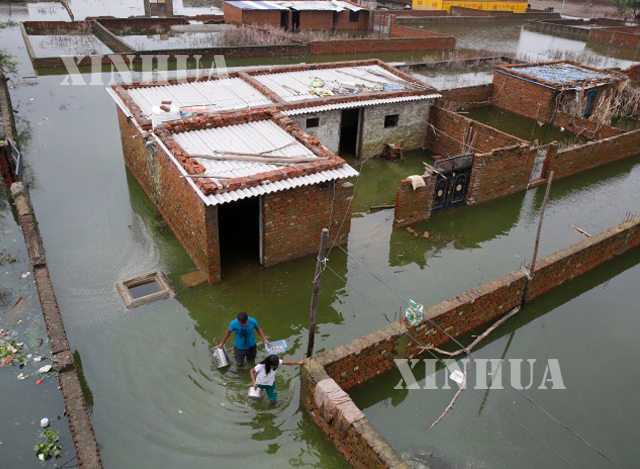 အိန္ဒိယနိုင်ငံ ဥတ္တရာပရာဒက်ရှ်ပြည်နယ်တွင် ရေကြီးရေလျှံဖြစ်ပွားနေသည့် မြင်ကွင်းတစ်ခုအား တွေ့ရစဉ် (ဆင်ဟွာ)