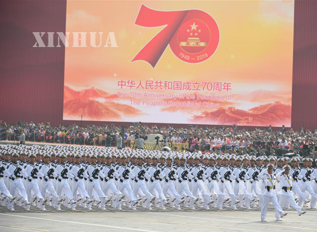 နှစ် ၇ဝ ပြည့် တရုတ်နိုင်ငံအမျိုးသားနေ ့စစ်ရေးပြအခမ်းအနားတွင် တရုတ်လွတ်မြောက်ရေးတပ်မတော် ရေတပ်တပ်ဖွဲ ့က စစ်ရေးပြချီတက်နေစဉ်(ဆင်ဟွာ)