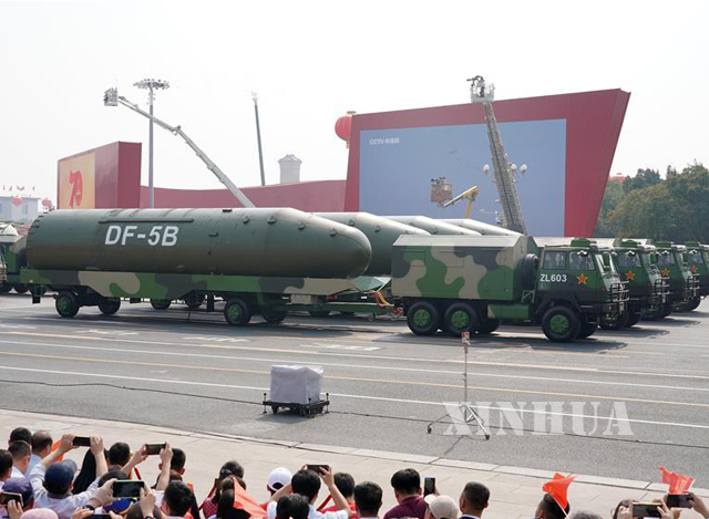 တရုတ်နိုင်ငံအမျိုးသားနေ ့၌ Dongfeng-5B ဒုံးကျည်များအားတွေ ့ရစဉ်(ဆင်ဟွာ)