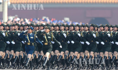 တရုတ်ပြည်သူ့သမ္မတနိုင်ငံ (PRC) တည်ထောင်ခြင်း နှစ် ၇၀ ပြည့် စစ်ရေးပြအခမ်းအနားတွင် အမျိုးသမီးတပ်ဖွဲ့ ချီတက်ကြစဉ် (ဆင်ဟွာ)