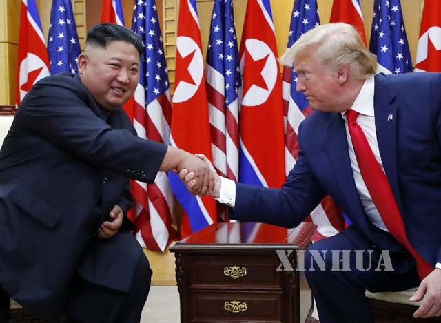 မြောက်ကိုရီးယား ခေါင်းဆောင် ကင်ဂျုံအန်နှင့် အမေရိကန် သမ္မတ ဒေါ်နယ်ထရမ့်တို့အား ယခုနှစ် ဇွန်လ အတွင်း တွေ့ဆုံမှုတစ်ခုအား တွေ့ရစဉ်(ဆင်ဟွာ)