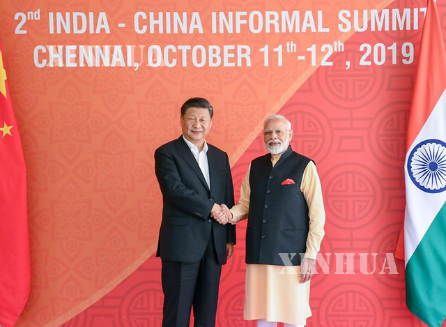 တရုတ်နိုင်ငံသမ္မတရှီကျင့်ဖိန် နှင့် အိန္ဒိယနိုင်ငံဝန်ကြီးချုပ်မိုဒီ လက်ဆွဲနှုတ်ဆက်စဉ်(ဆင်ဟွာ)