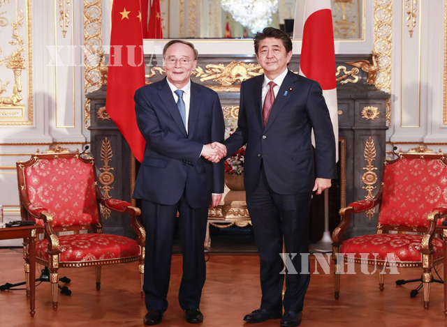 တရုတ်နိုင်ငံ ဒုတိယသမ္မတဝမ်ချီဆန်း နှင့် ဂျပန်နိုင်ငံဝန်ကြီးချုပ် ရှင်ဇိုအာဘေး လက်ဆွဲနှုတ်ဆက်စဉ်(ဆင်ဟွာ)
