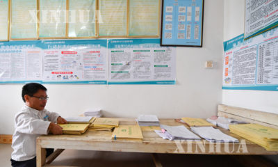 ဆရာဝန်လူပုလေး လူနာမှတ်တမ်းစစ်ဆေးနေစဉ်(ဆင်ဟွာ)