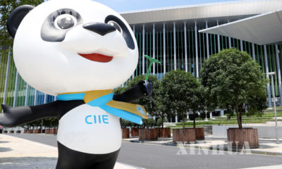 တရုတ် နိုင်ငံတကာသွင်းကုန်ပြပွဲ (CIIE) ၏ လာဘ်ကောင်ကို ဇွန်လ ၂၆ ရက်က တွေ့ရစဉ် (ဆင်ဟွာ)