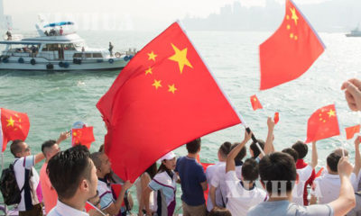 ဟောင်ကောင်ရှိ ဗစ်တိုရီးယားဆိပ်ကမ်း၌ သင်္ဘောတစ်စီးပေါ်တွင် အမျိုးသားနေ့ အထိမ်းအမှတ်အခမ်းအနား ကျင်းပနေသူများကိုတွေ့ရစဉ်(ဆင်ဟွာ)