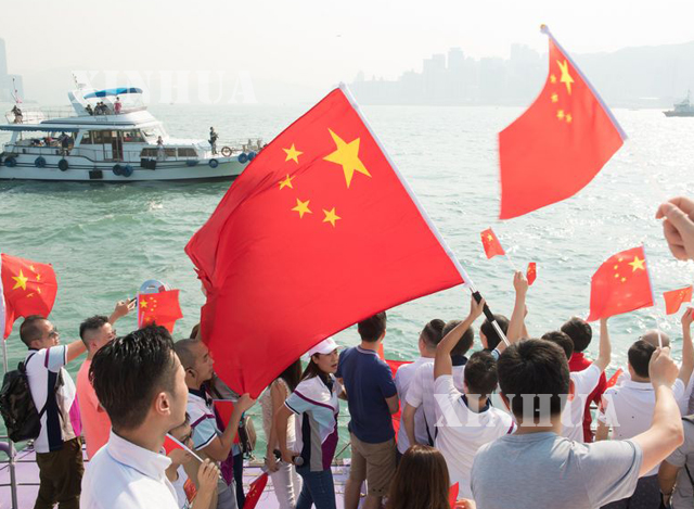 ဟောင်ကောင်ရှိ ဗစ်တိုရီးယားဆိပ်ကမ်း၌ သင်္ဘောတစ်စီးပေါ်တွင် အမျိုးသားနေ့ အထိမ်းအမှတ်အခမ်းအနား ကျင်းပနေသူများကိုတွေ့ရစဉ်(ဆင်ဟွာ)