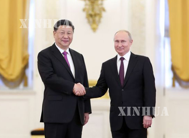 တရုတ်နိုင်ငံ သမ္မတ ရှီကျင့်ဖိန် (ဝဲ) နှင့် ရုရှားနိုင်ငံ သမ္မတ ဗလာဒီမာပူတင်တို့ ရုရှားနိုင်ငံတွင် ဇွန်လ ၅ ရက်က တွေ့ဆုံစဉ် (ဆင်ဟွာ)