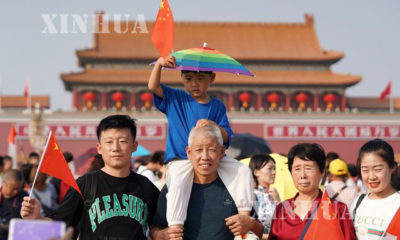 တရုတ်နိုင်ငံ ပေကျင်းမြို့ရှိ ထျန်းအန်းမင်ရင်ပြင်သို့ လာရောက်လည်ပတ်ကြသူများအား တွေ့ရစဉ် (ဆင်ဟွာ)