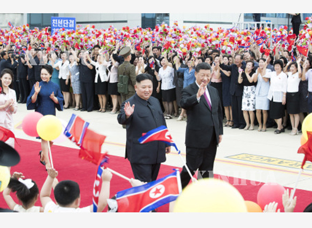 တရုတ်နိုင်ငံသမ္မတ ရှီကျင့်ဖိန်နှင့် မြောက်ကိုရီးယားနိုင်ငံခေါင်းဆောင် ကင်ဂျုံအန်းအား ဇွန် ၂၁ ရက်က ပြုံယမ်းမြို့တွင် တွေ့ရစဉ်(ဆင်ဟွာ)