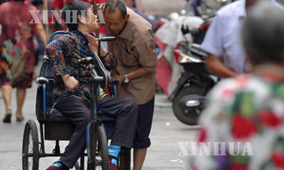 တရုတ်နိုင်ငံ၌ မသန်စွမ်း ဝေဒနာရှင် အဖိုးအဖွား ဇနီးမောင်နှံ၏ ကြည်နူးဖွယ် အပြန်အလှန်ပြုစုယုယမှုမြင်ကွင်းပုံရိပ်များ(ဆင်ဟွာ)