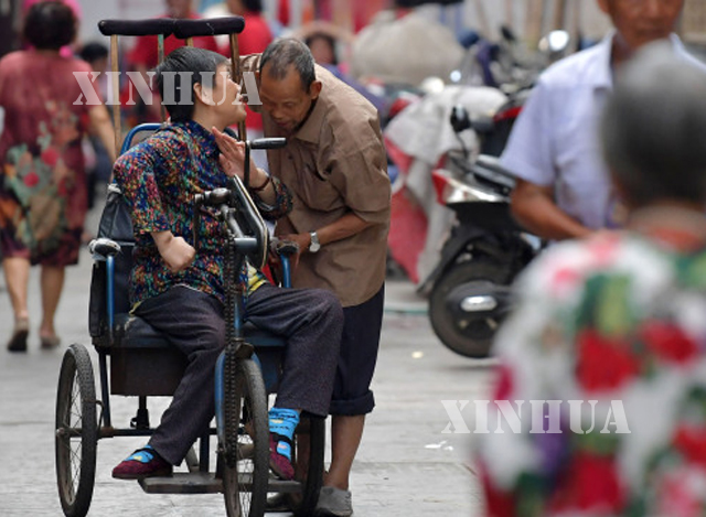 တရုတ်နိုင်ငံ၌ မသန်စွမ်း ဝေဒနာရှင် အဖိုးအဖွား ဇနီးမောင်နှံ၏ ကြည်နူးဖွယ် အပြန်အလှန်ပြုစုယုယမှုမြင်ကွင်းပုံရိပ်များ(ဆင်ဟွာ)