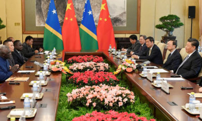 တရုတ်နိုင်ငံသမ္မတရှီကျင့်ဖိန် နှင့် ဆော်လမွန်နိုင်ငံဝန်ကြီးချုပ် Sogavare တို့တွေ့ဆုံဆွေးနွေးစဉ်(ဓါတ်ပုံ-အင်တာနက်)