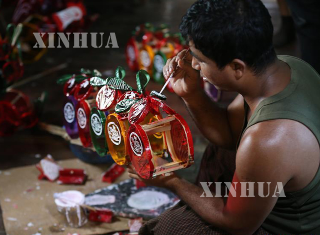 မြန်မာ့ လက်မှု မီးပုံး အမျိုးမျိုးကို ပြုလုပ်နေမှုများအား တွေ့ရစဉ်(ဆင်ဟွာ)