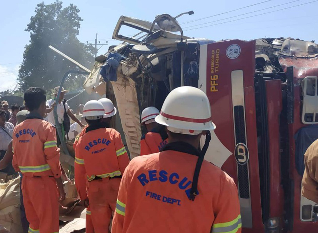 ယာဉ်တိမ်းမှောက်မှုကြောင့် ရှာဖွေ ကယ်ဆယ်ရေး လုပ်ငန်းများ ဆောင်ရွက်နေမှုများအား တွေ့ရစဉ်(ဓာတ်ပုံ - Myanmar Fire Services Department)