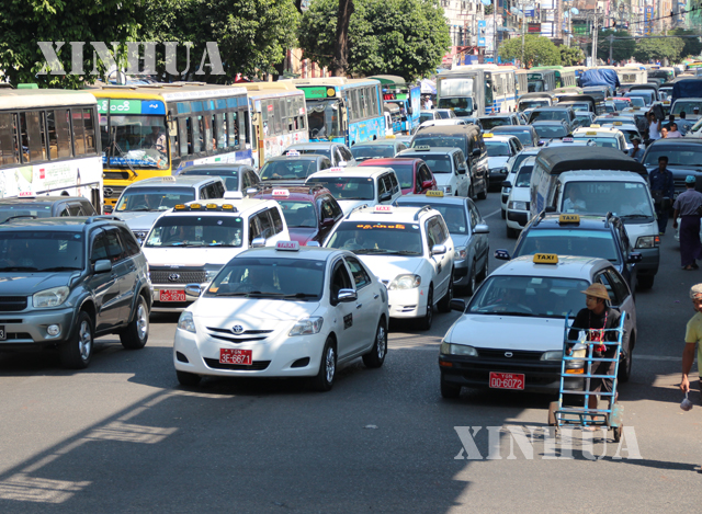 ရန်ကုန်မြို့ တွင် သွားလာနေကြသည့် မော်တော်ယာဉ်များအားတွေ့ရစဉ် (ဆင်ဟွာ)