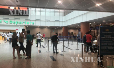 ရန်ကုန် အပြည်ပြည်ဆိုင်ရာ လေဆိပ်ရှိ ပြည်ပ ထွက်ခွာရာ နေရာ၌ ခရီးသည်များအား တွေ့ရစဉ်(ဆင်ဟွာ)