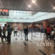ရန်ကုန် အပြည်ပြည်ဆိုင်ရာ လေဆိပ်ရှိ ပြည်ပ ထွက်ခွာရာ နေရာ၌ ခရီးသည်များအား တွေ့ရစဉ်(ဆင်ဟွာ)