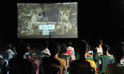 ရေနံချောင်းမြို့၌ ကျင်းပသည့် Open Air ရုုပ်ရှင်ပွဲတော် ကို ကြည့်ရှု့နေသည့် ဒေသခံများကိုတွေ့ရစဉ် (ဓာတ်ပုံ- CNPC)