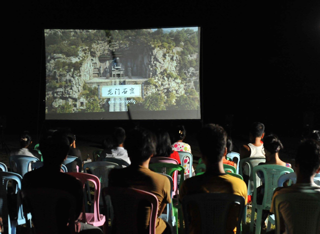ရေနံချောင်းမြို့၌ ကျင်းပသည့် Open Air ရုုပ်ရှင်ပွဲတော် ကို ကြည့်ရှု့နေသည့် ဒေသခံများကိုတွေ့ရစဉ် (ဓာတ်ပုံ- CNPC)