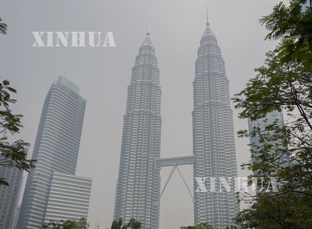 မလေးရှားနိုင်ငံ ကွာလာလမ်ပူမြို့အမွှာမျှော်စင်အနီးတစ်ဝိုက်၌ ၂၀၁၉ ခုနှစ် စက်တင်ဘာ ၁၀ ရက်တွင် လေထုညစ်ညမ်းမှုဖြစ်ပေါ်နေစဉ်(ဆင်ဟွာ)