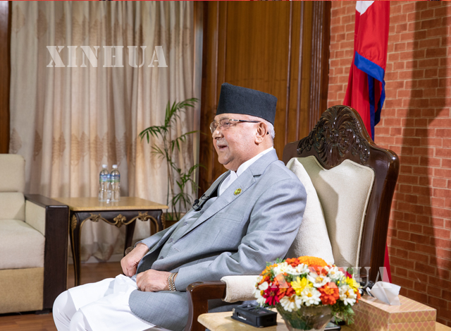 နီပေါနိုင်ငံ ဝန်ကြီးချုပ် ကေပီ ရှာမာအိုလီအား အောက်တိုဘာ ၁၂ ရက်က တွေ့ရစဉ် (ဆင်ဟွာ)