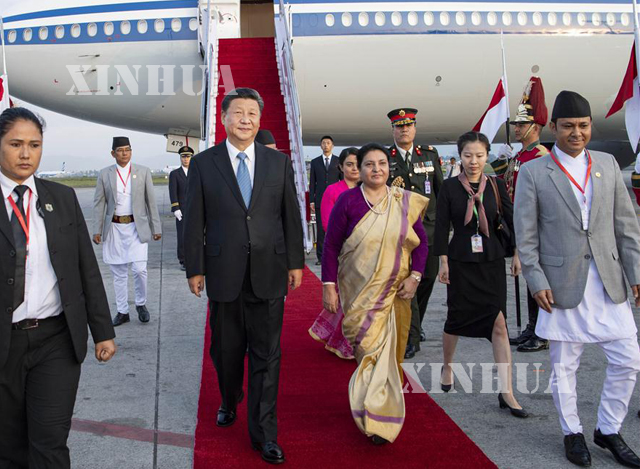 နီပေါနိုင်ငံသို့ချစ်ကြည်ရေးခရီး ရောက်ရှိလာသော တရုတ်ပြည်သူ့သမ္မတနိုင်ငံ သမ္မတ ရှီကျင့်ဖိန် အား ခတ္တမန္ဒူမြို့လေဆိပ် ၌ နီပေါနိုင်ငံသမ္မတ မစ္စစ်ဘီဒီယာ ဒေဗီဘန်ဒါရီ က ကြိုဆိုနှုတ်ဆက်စဉ်(ဆင်ဟွာ)