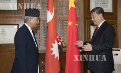 တရုတ်ပြည်သူ့သမ္မတနိုင်ငံ သမ္မတ ရှီကျင့်ဖိန် က နီပေါနိုင်ငံကွန်ဂရက်ပါတီ ဥက္ကဋ္ဌ ရှာ ဗဟာဒူး ဒူဘာ အား ခတ္တမန္ဒူမြို့ ၌ အောက်တိုဘာလ ၁၂ ရက်က လက်ခံတွေ့ဆုံစဉ်(ဆင်ဟွာ)