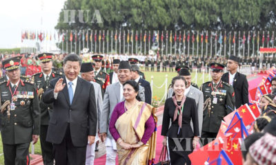 နီပေါနိုင်ငံသို့ချစ်ကြည်ရေးခရီး ရောက်ရှိလာသော တရုတ်ပြည်သူ့သမ္မတနိုင်ငံ သမ္မတ ရှီကျင့်ဖိန် အား ခတ္တမန္ဒူမြို့လေဆိပ် ၌ နီပေါနိုင်ငံသမ္မတ မစ္စစ်ဘီဒီယာ ဒေဗီဘန်ဒါရီ က ကြိုဆိုနှုတ်ဆက်စဉ်(ဆင်ဟွာ)