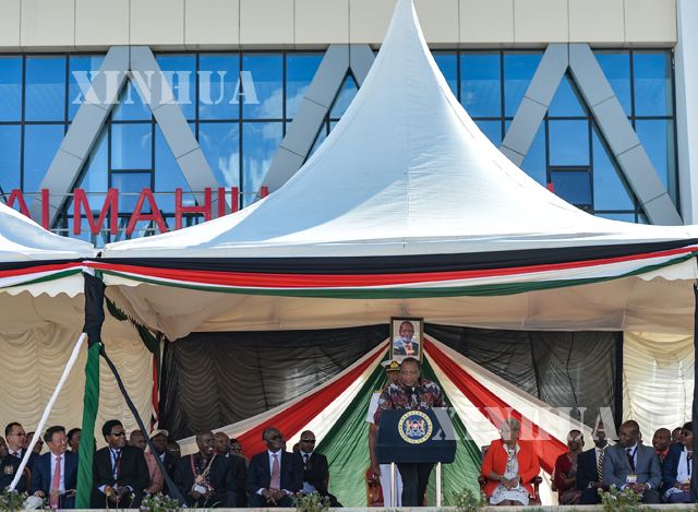 ကင်ညာနိုင်ငံ နိုင်ရိုဘီ- မာလားဘာ SGR ရထားလမ်း ပထမအပိုင်း ဖွင့်အခမ်းအနားတွင် ကင်ညာနိုင်ငံ သမ္မတ Uhuru Kenyatta က ဖွင့်ပွဲအမှာစကားပြောကြားစဉ်(ဆင်ဟွာ)
