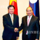 ဗီယက်နမ်နိုင်ငံ ဝန်ကြီးချုပ် ငုယင်ကျန်းဖက် (ယာ) နှင့် လာအိုနိုင်ငံ ဝန်ကြီးချုပ် သုန်လုံစစ်စီလစ်တို့ တွေ့ဆုံစဉ် (ဆင်ဟွာ)
