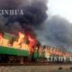ပါကစ္စတန်နိုင်ငံ အရှေ့ပိုင်း ပန်ဂျပ်ပြည်နယ် ရာဟင်မ်ယာခန်ခရိုင်တွင် မီးလောင်နေသည့် ရထားနှင့် ကယ်ဆယ်ရေးသမားများက မီးငြှိမ်းသတ်နေကြသည်ကို တွေ့ရစဉ် (ဆင်ဟွာ)