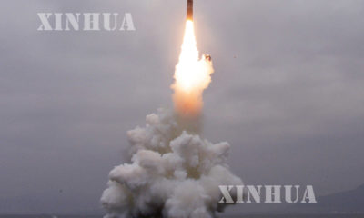 မြောက်ကိုရီးယားနိုင်ငံက ပဲ့ထိန်းဒုံးကျည် အမျိုးအစားသစ် Pukguksong-3 အား စမ်းသပ်ပစ်လွှတ်ခဲ့သည်ကို တွေ့ရစဉ် (ဆင်ဟွာ)