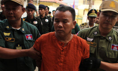 ၂၀၁၅ ခုနှစ်တွင် Battambang ပြည်နယ် တရားရုံး ပြင်ပတွင် တရားခံ Yem Chrin ကို ရဲအစောင့်အရှောက်များဖြင့် တွေ့ရစဉ် (ဓာတ်ပုံ - အင်တာနက်)